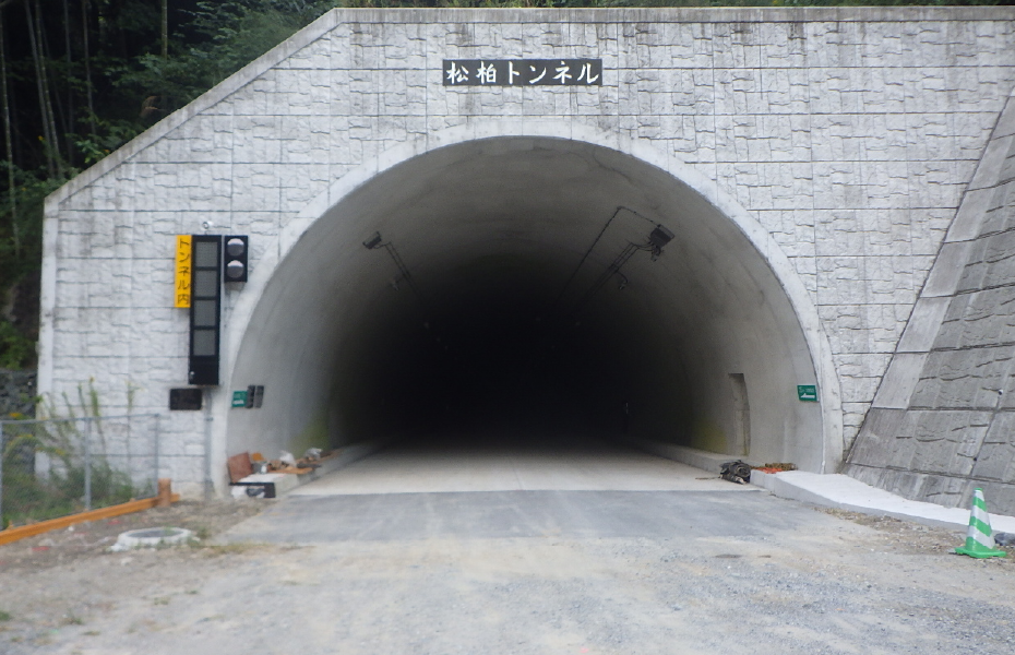 道路トンネルの電気・通信設備工事