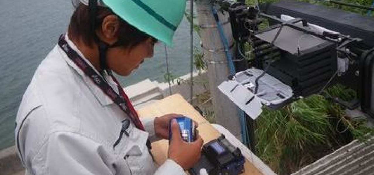 架空での光ケーブル接続工事