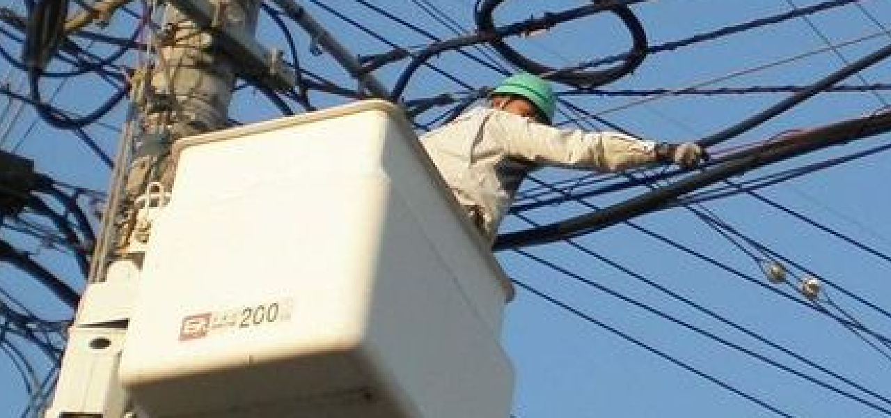 お客様宅への光ケーブル新設工事