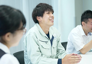 道路、トンネル、学校、サッカースタジアムなど、スケールの⼤きな建設を⼿がけています。