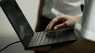 「パソコンがあると便利だね」と喜ばれると、SEとしてもやりがいを感じます。