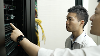 ICT（情報通信技術）を使って、ネットワークの構築や運⽤をサポートしています。