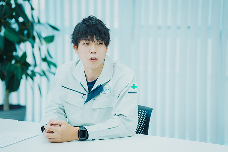 道路、トンネル、学校、サッカースタジアムなど、スケールの⼤きな建設を⼿がけています。